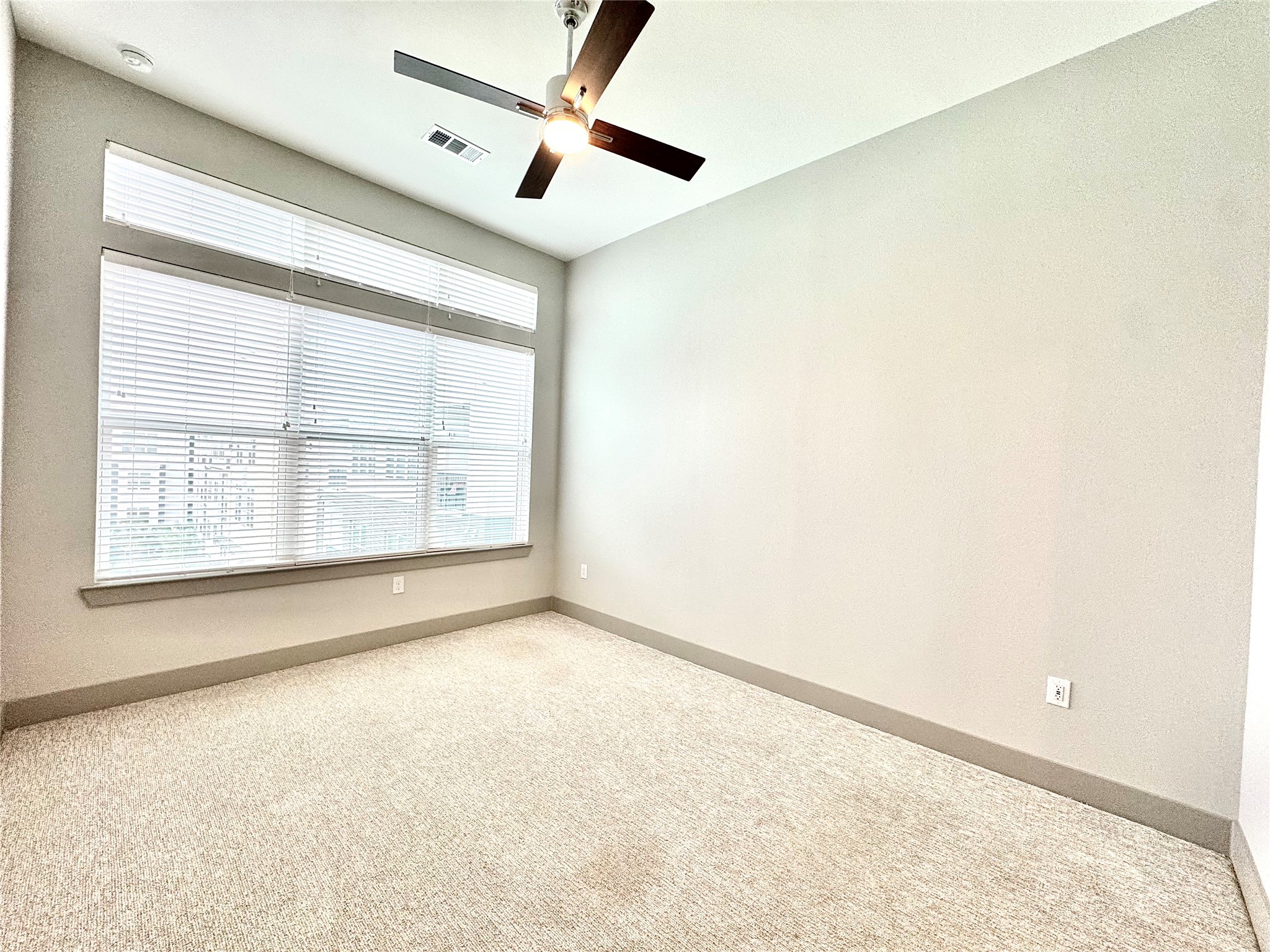 401 West 25th Street, Unit 2125 Houston, TX 77008 - Photo 6 of 33 an empty room with a empty space and windows