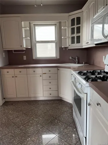 $2,400 | 456 Burkhard Avenue, Unit 2, Williston Park, NY 11596