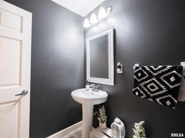 $475,000 | 12052 North Hickory Grove Road, Dunlap, IL 61525