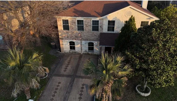 a view of a yard in front of house