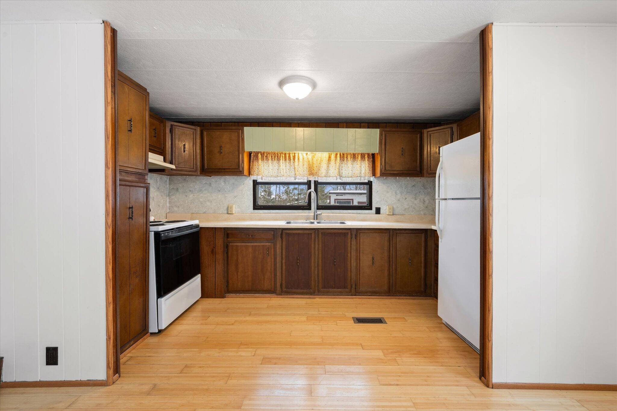 186 Klatte Road Hermon, ME 04401 - Photo 10 of 23 04-Kitchen