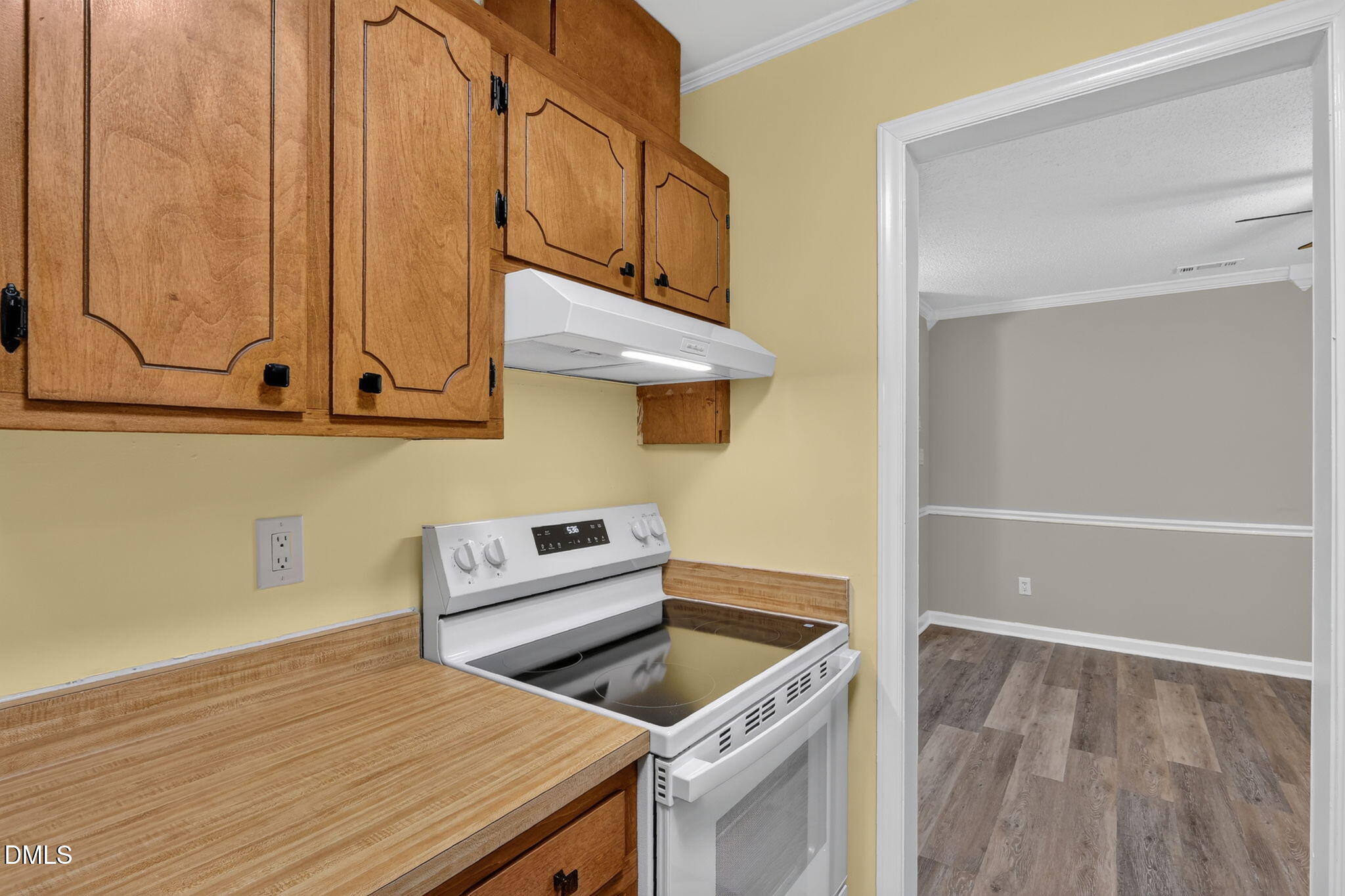 3425 Mill Run Raleigh, NC 27612 - Photo 18 of 40 a kitchen that has a microwave and a sink
