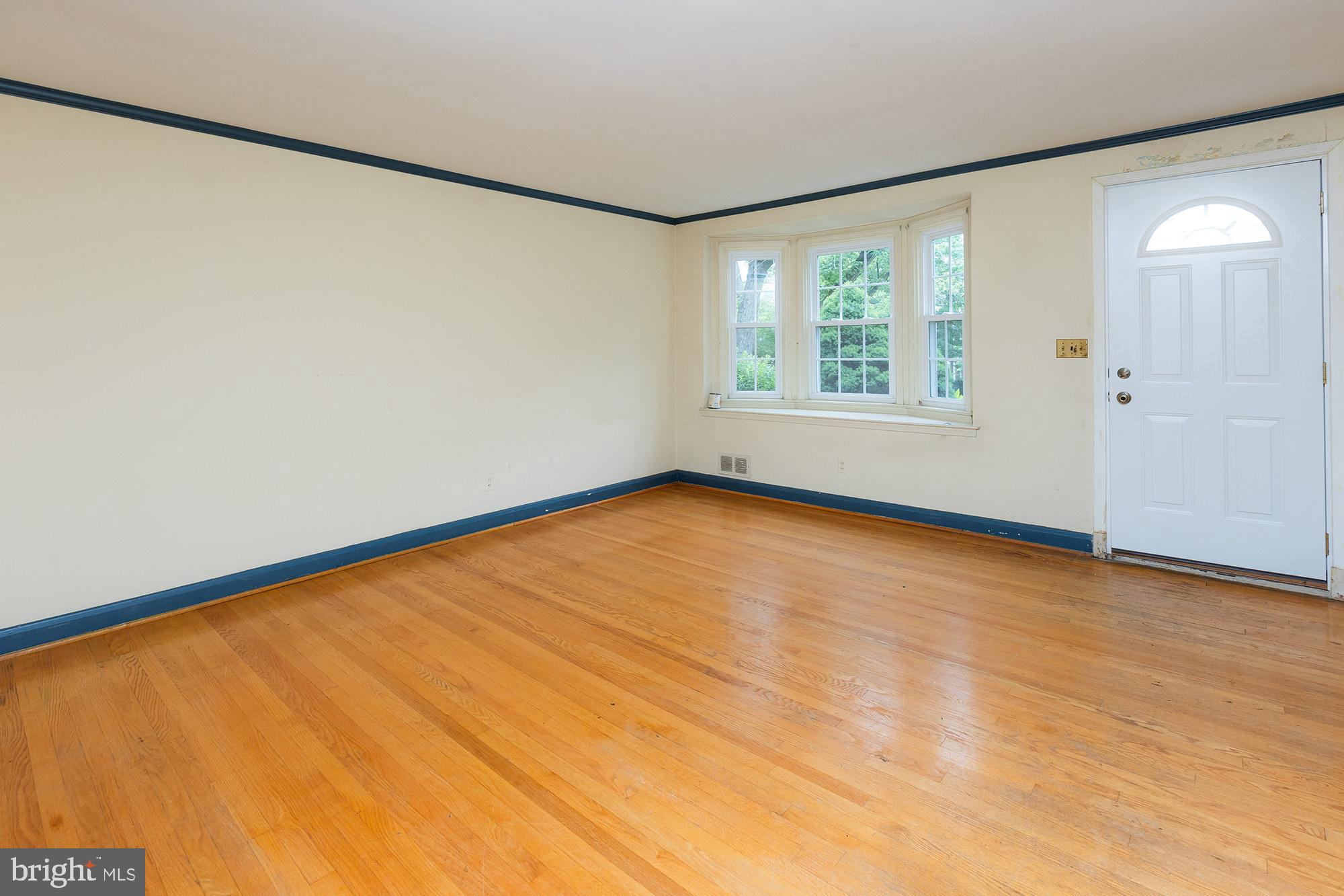 119 Brandon Road Baltimore, MD 21212 - Photo 3 of 15 Living Room w/ bay window