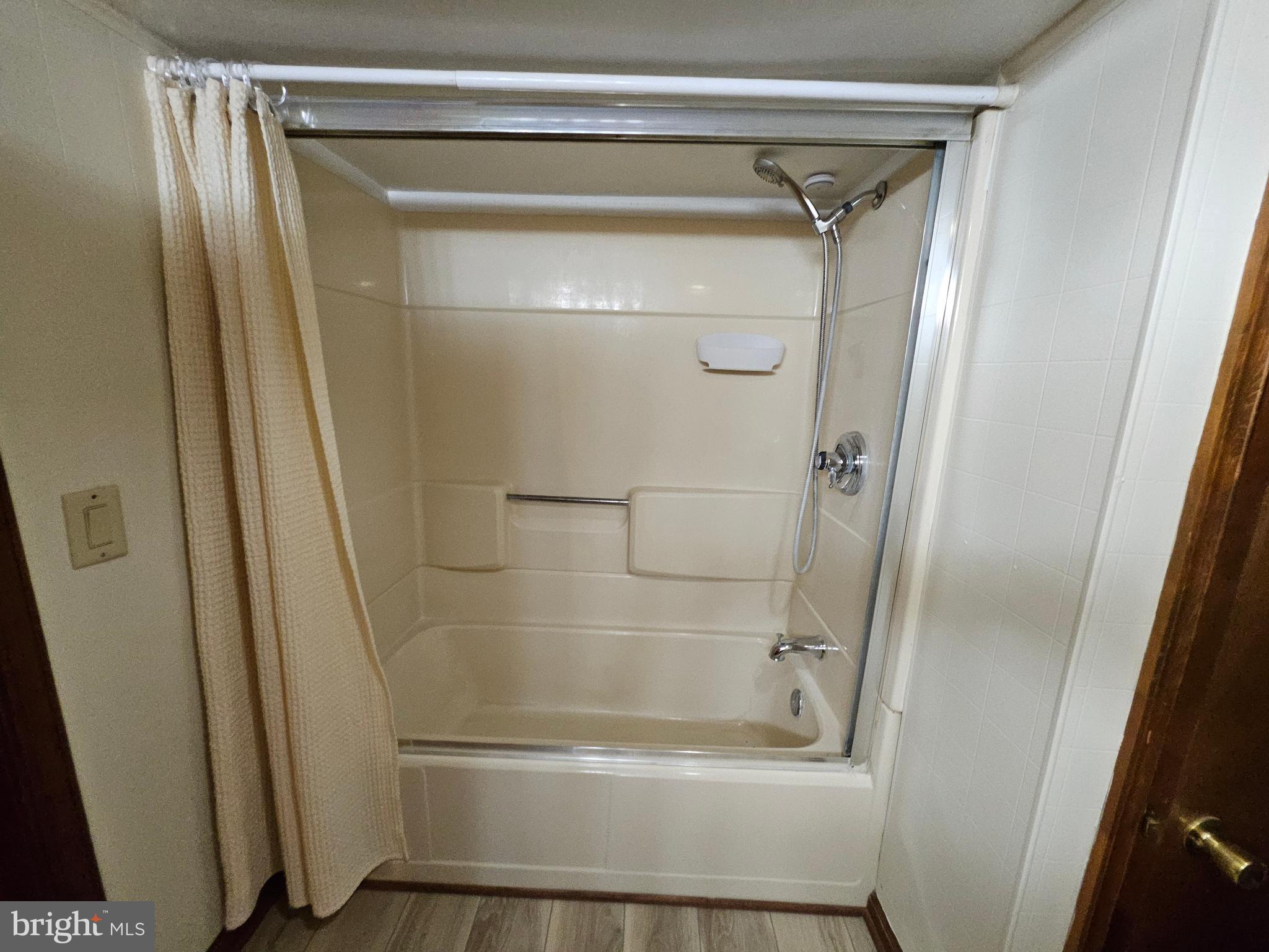 3424 Papermill Road Winchester, VA 22602 - Photo 14 of 17 Tub & Shower