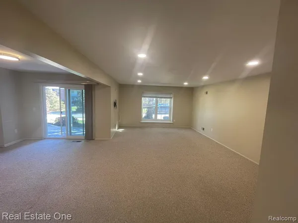 $1,900 | 30975 Pointe Of Woods Drive, Unit 4, Farmington, MI 48334