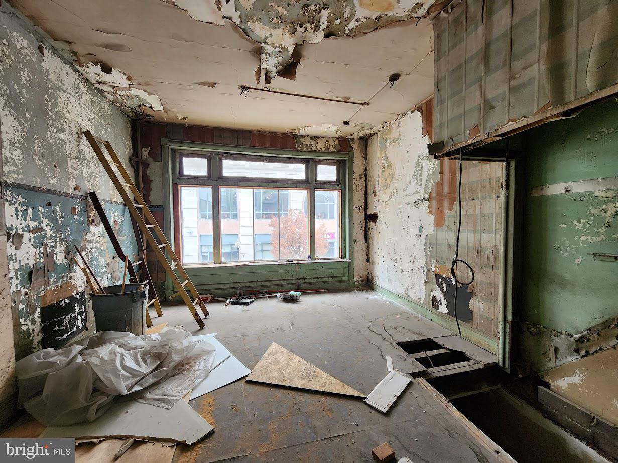 9 East State Street Trenton, NJ 08608 - Photo 18 of 29 a room with furniture and a window