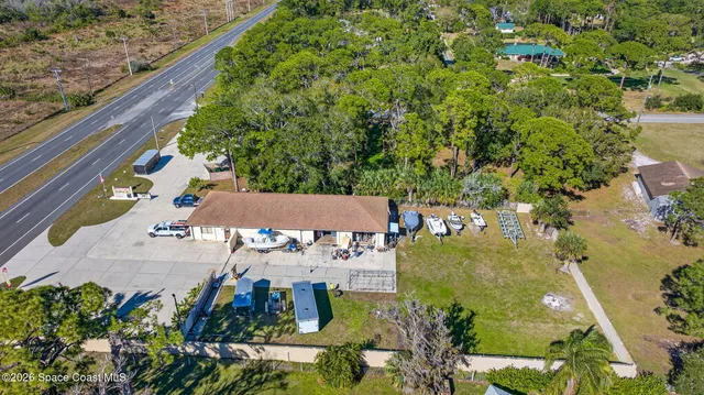 a picture of a lake view