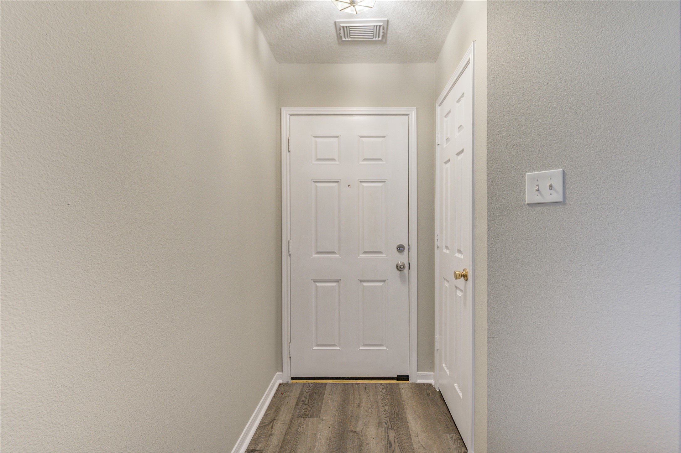 19427 Harvest Stream Way Houston, TX 77084 - Photo 4 of 38 a view of a hallway with wooden floor