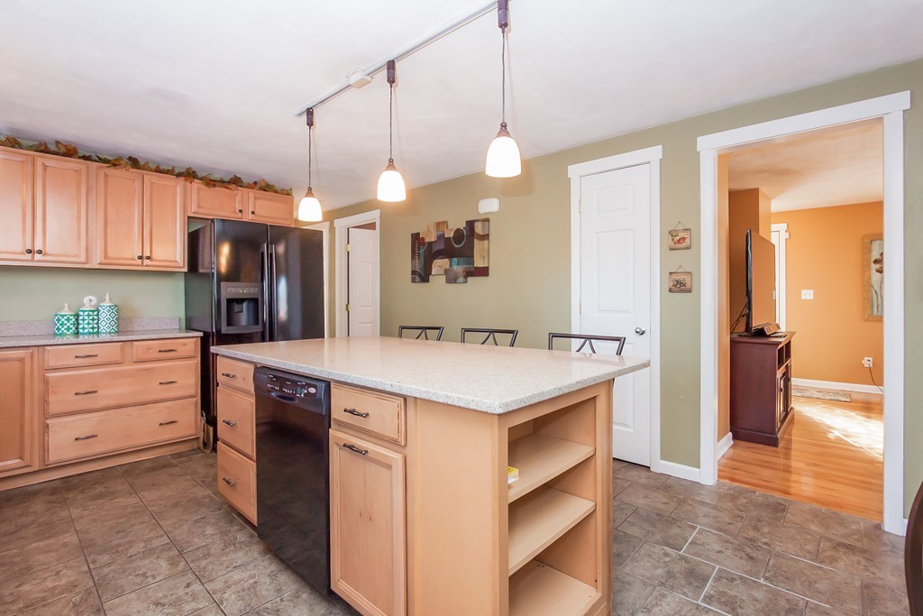 336 Forest Hills Road Springfield, MA 01128 - Photo 5 of 30 Gallery Image 5