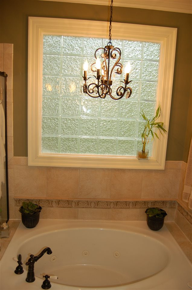 8111 Henderson Road Apex, NC 27539 - Photo 15 of 25 main floor master bath jetted tub with tile surround Master Bath/Spa