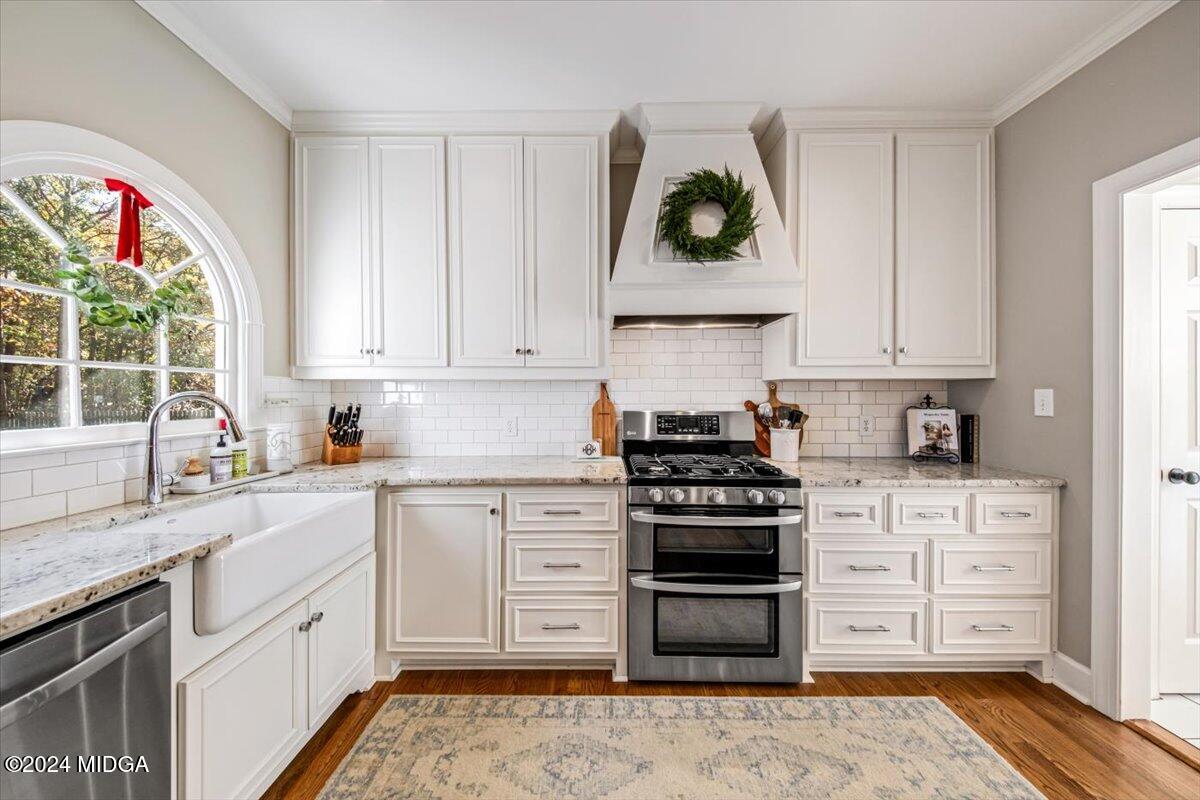 7701 Whittle Road Macon, GA 31220 - Photo 10 of 56 a kitchen with a cabinets and a stove