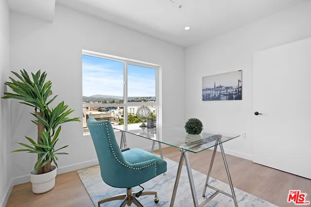 $950,000 | 321 South Oxford Avenue, Unit 303, Los Angeles, CA 90020