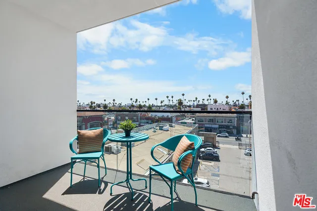 $950,000 | 321 South Oxford Avenue, Unit 303, Los Angeles, CA 90020