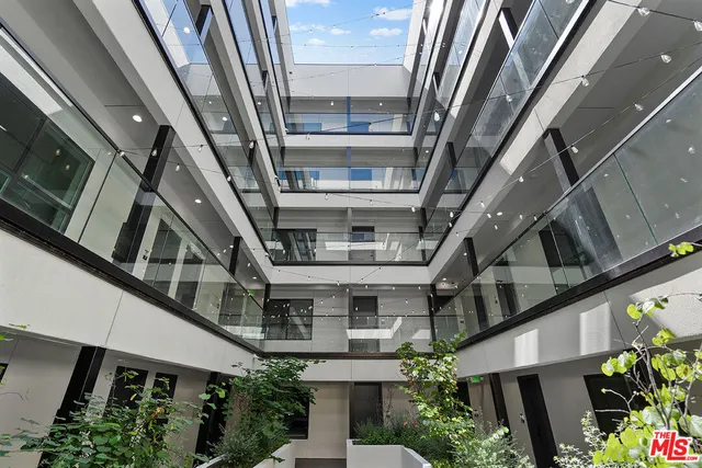 $950,000 | 321 South Oxford Avenue, Unit 303, Los Angeles, CA 90020