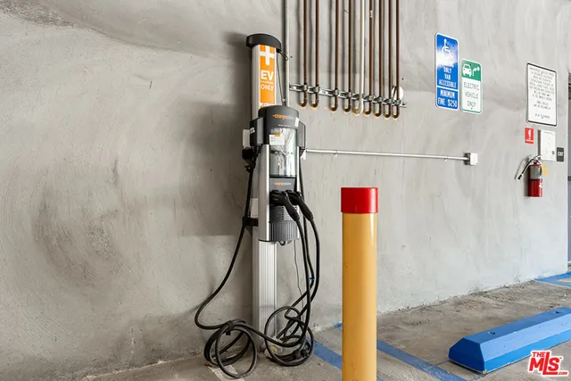 $950,000 | 321 South Oxford Avenue, Unit 303, Los Angeles, CA 90020