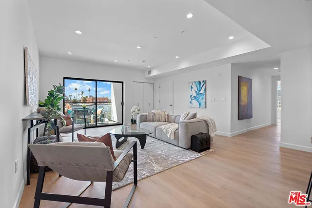 $950,000 | 321 South Oxford Avenue, Unit 303, Los Angeles, CA 90020
