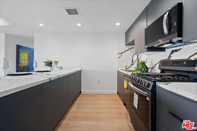 $950,000 | 321 South Oxford Avenue, Unit 303, Los Angeles, CA 90020