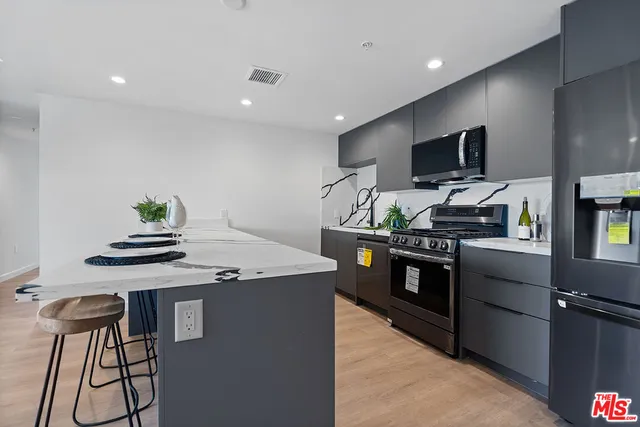 $950,000 | 321 South Oxford Avenue, Unit 303, Los Angeles, CA 90020