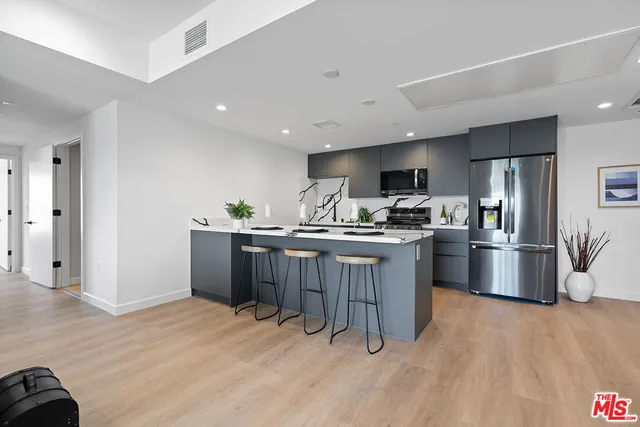 $950,000 | 321 South Oxford Avenue, Unit 303, Los Angeles, CA 90020