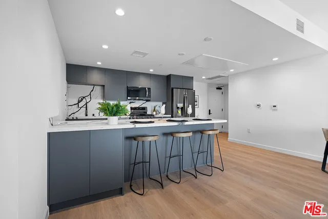 $950,000 | 321 South Oxford Avenue, Unit 303, Los Angeles, CA 90020