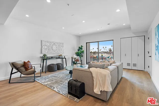$950,000 | 321 South Oxford Avenue, Unit 303, Los Angeles, CA 90020