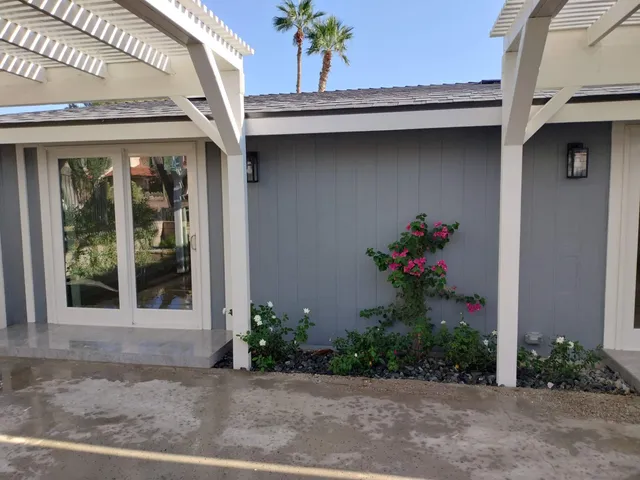 a view of a house with backyard