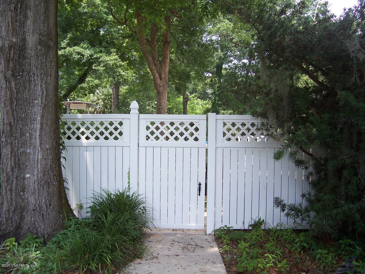630 Glynlea Road Jacksonville, FL 32216 - Photo 14 of 19 GATE TO REAR YARD