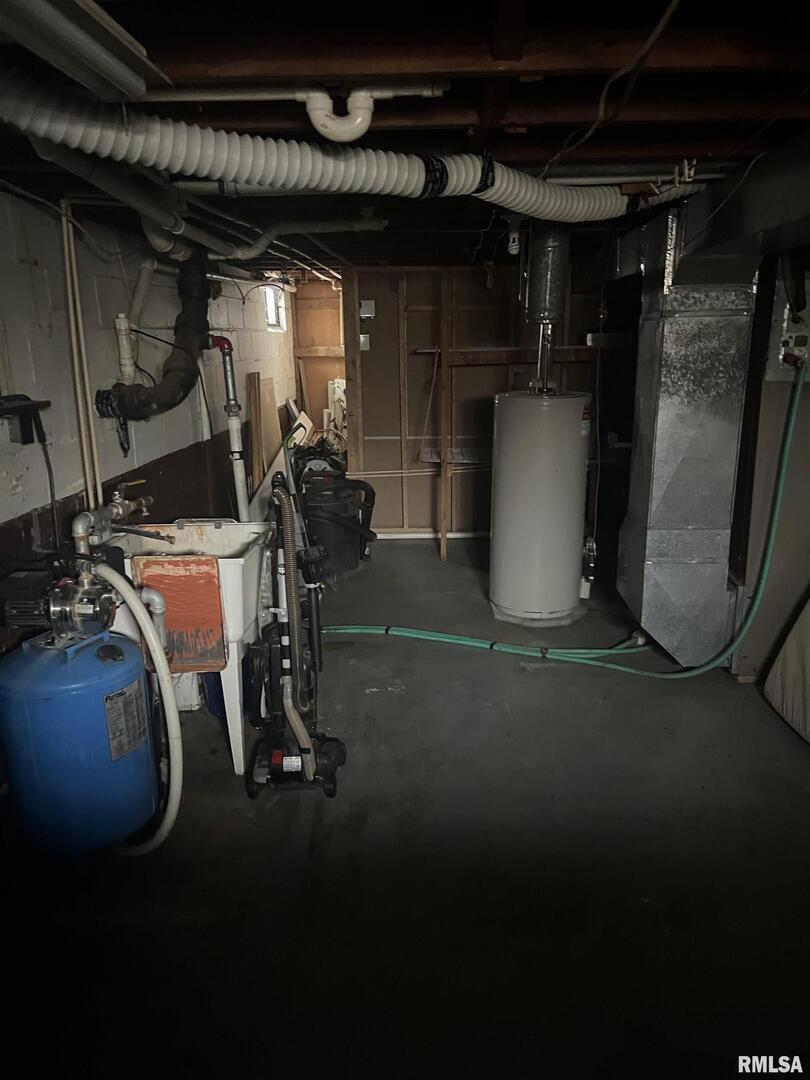 3638-84 84th Thomson, IL 61285 - Photo 41 of 43 a view of a room with gym equipment