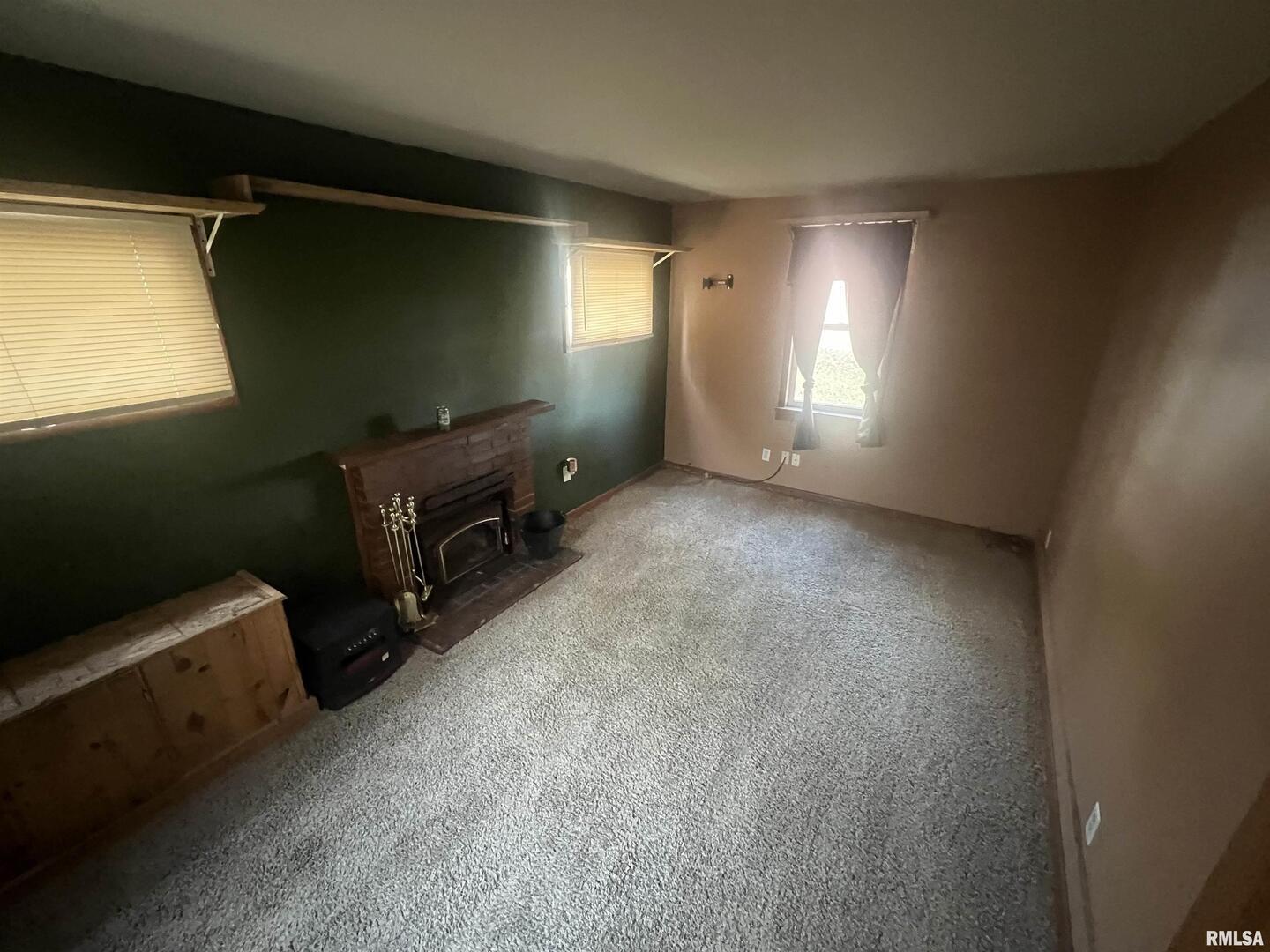 3638-84 84th Thomson, IL 61285 - Photo 9 of 43 a view of an empty room and window