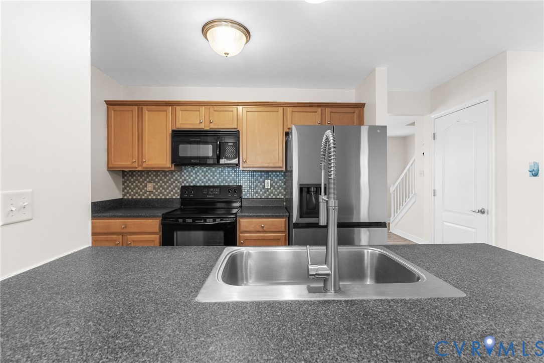2110 Chaucer Court Aylett, VA 23009 - Photo 16 of 40 a kitchen with granite countertop a refrigerator and a sink