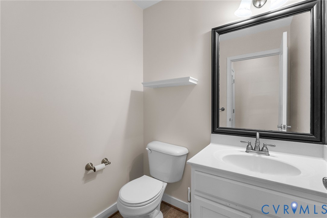2110 Chaucer Court Aylett, VA 23009 - Photo 22 of 40 a bathroom with a toilet a sink and mirror