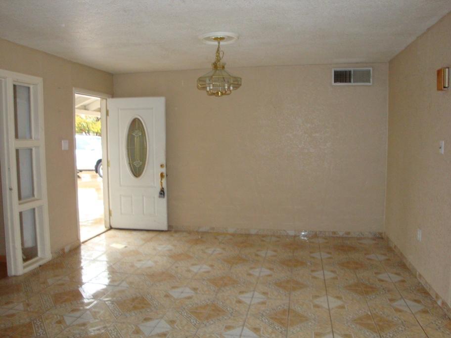 6013 West Cheery Lynn Road Phoenix, AZ 85033 - Photo 2 of 6 Living