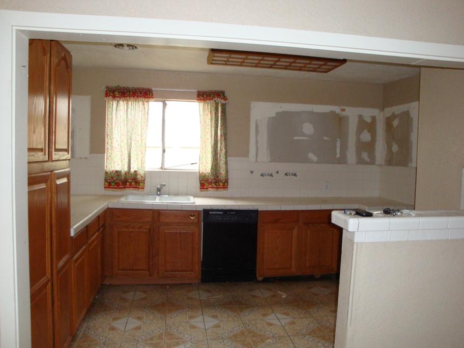 6013 West Cheery Lynn Road Phoenix, AZ 85033 - Photo 3 of 6 Kitchen