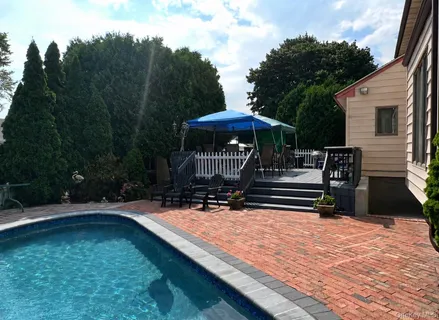 a view of a house with backyard