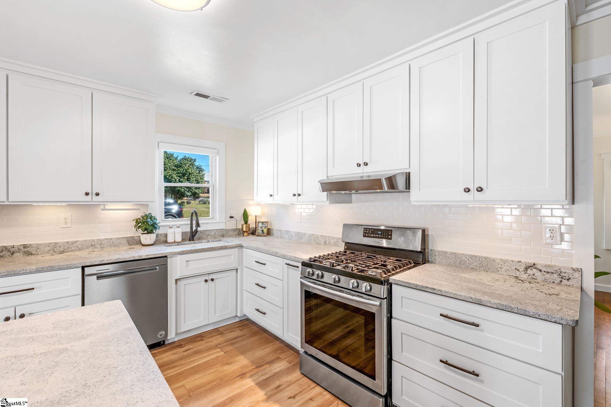 623 Perry Road Greenville, SC 29609 - Photo 8 of 34 Gallery Image 8