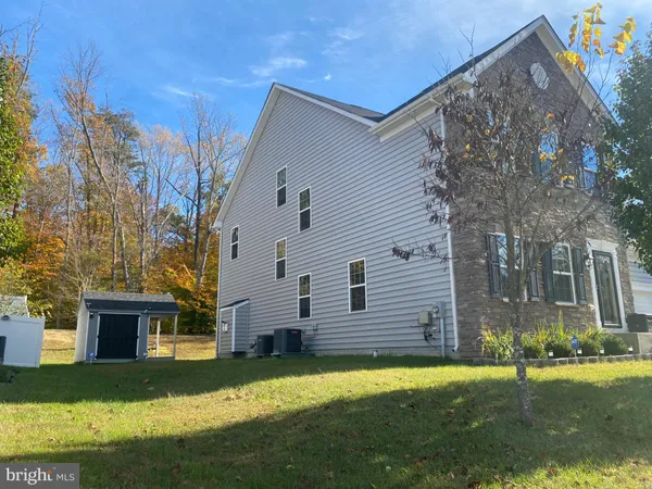 a view of a backyard with house