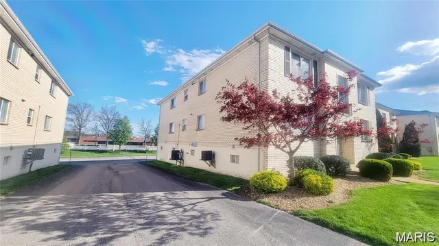 $189,900 | 12586 Chardin Place, Unit 4, St. Louis, MO 63128