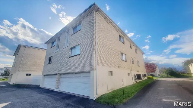 $189,900 | 12586 Chardin Place, Unit 4, St. Louis, MO 63128