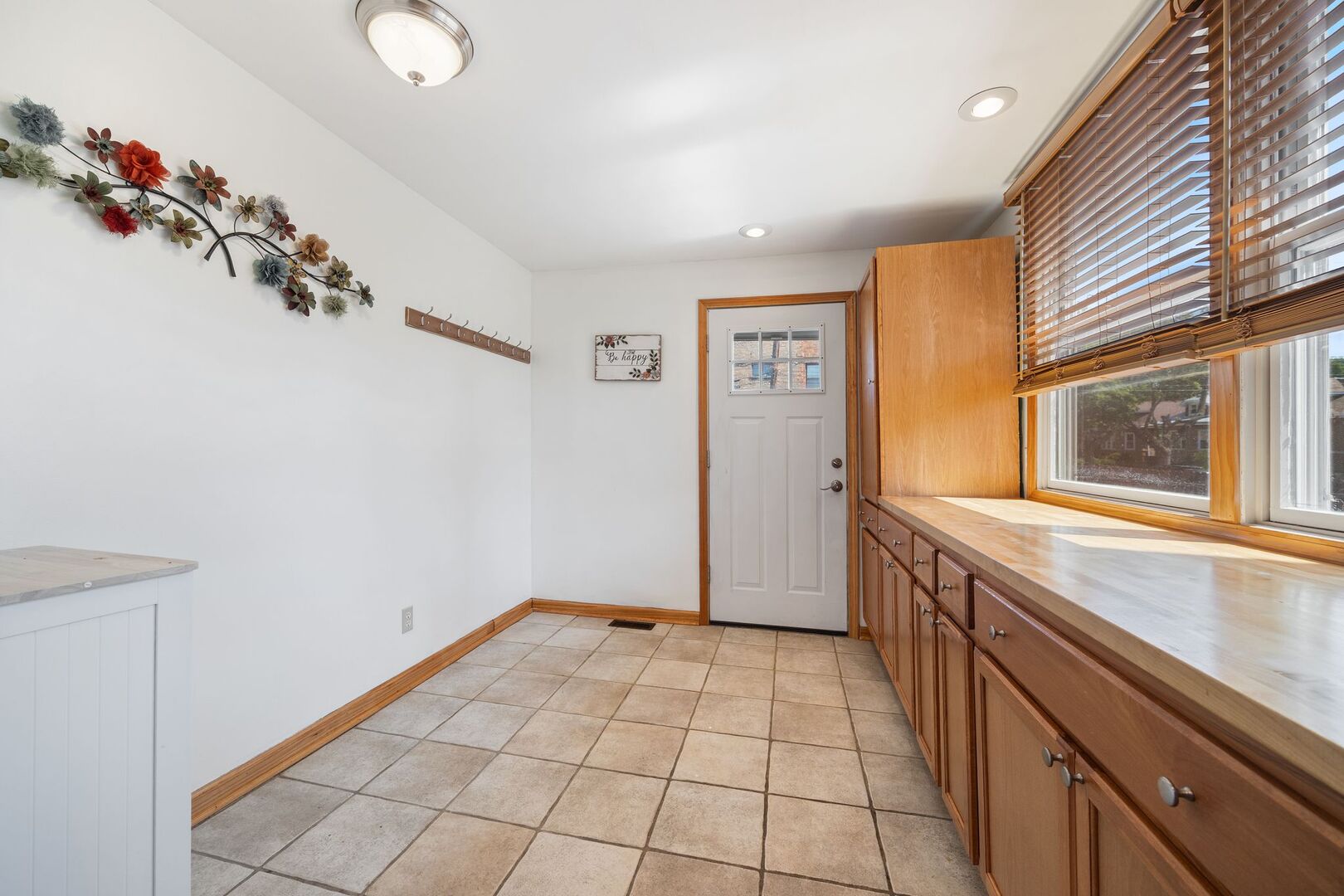 5300 West Foster Avenue Chicago, IL 60630 - Photo 11 of 27 a view of a storage & utility room