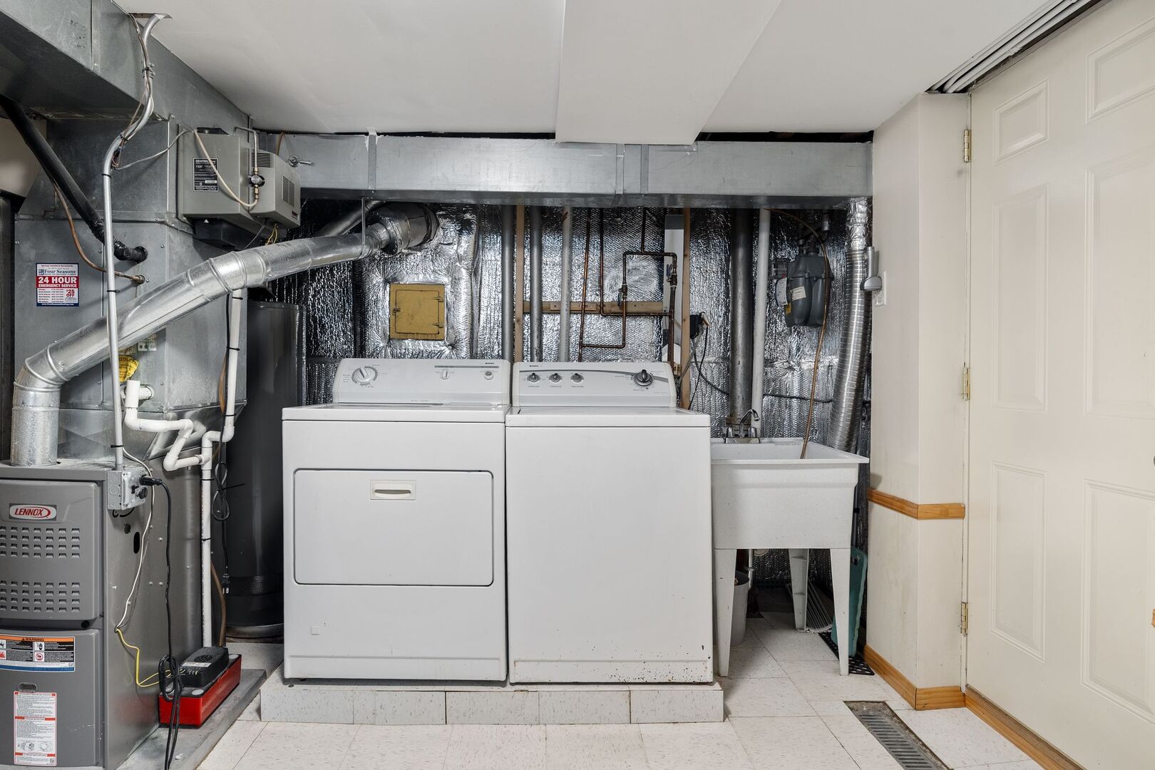 5300 West Foster Avenue Chicago, IL 60630 - Photo 19 of 27 a utility room with dryer and washer