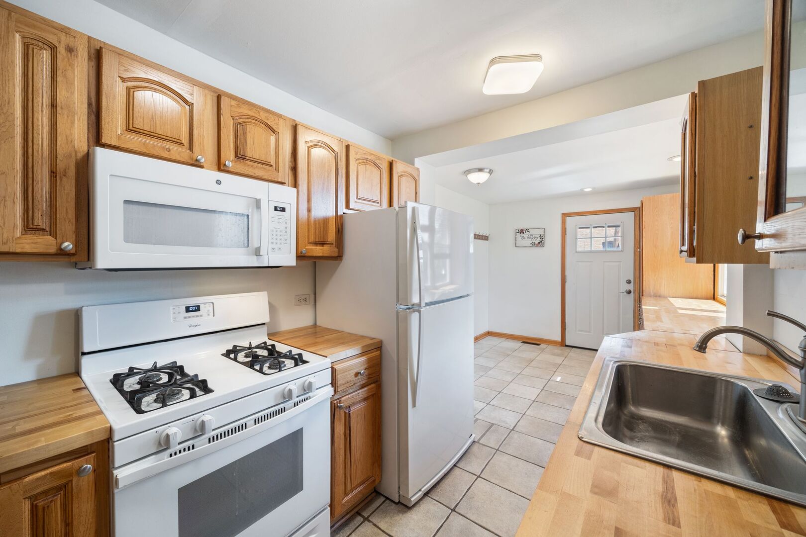 5300 West Foster Avenue Chicago, IL 60630 - Photo 7 of 27 a kitchen with a stove and a refrigerator