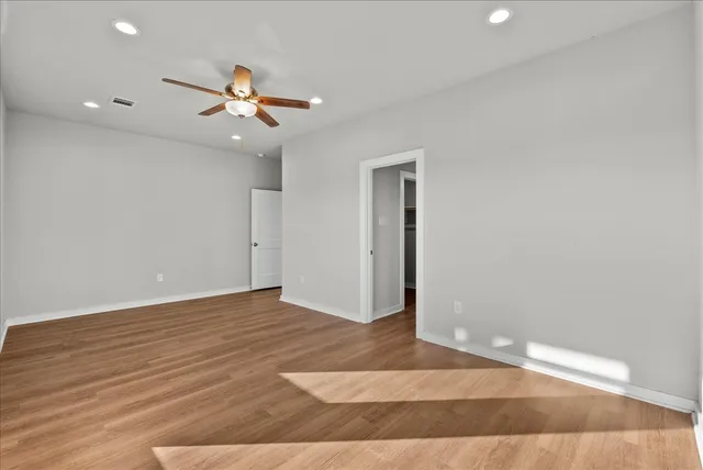 a view of a livingroom with a ceiling fan