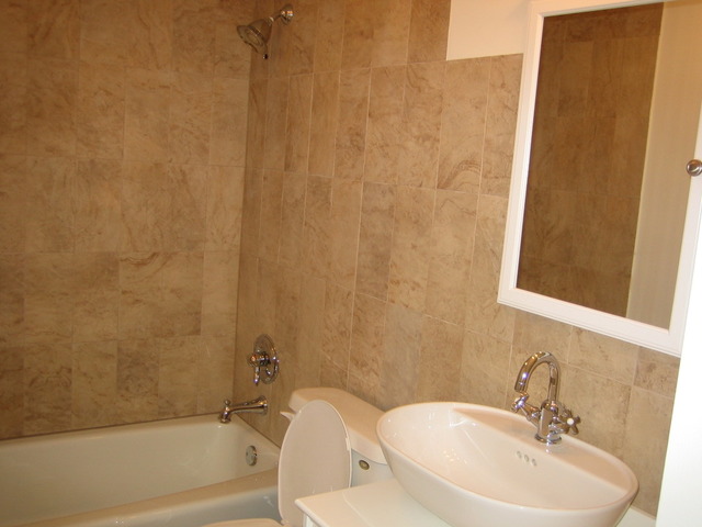 5415 North Sheridan Road, Unit 1715 Chicago, IL 60640 - Photo 14 of 24 a bathroom with a sink and a bathtub