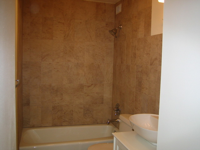 5415 North Sheridan Road, Unit 1715 Chicago, IL 60640 - Photo 15 of 24 a bathroom with a bathtub