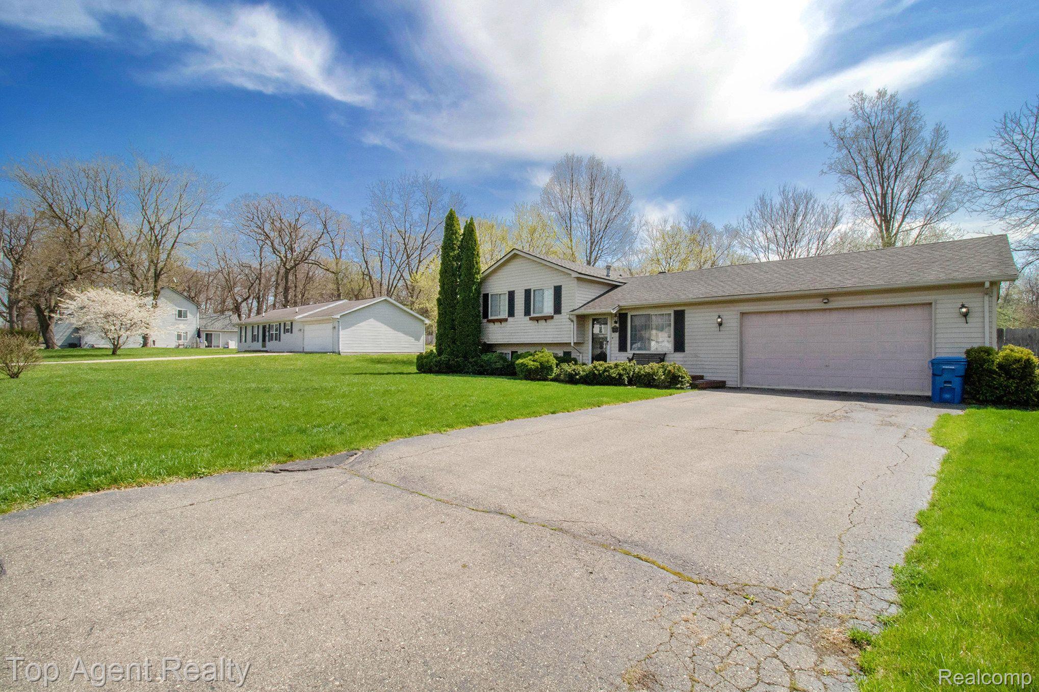 3429 Shaddick Road Waterford, MI 48328 - Photo 2 of 17