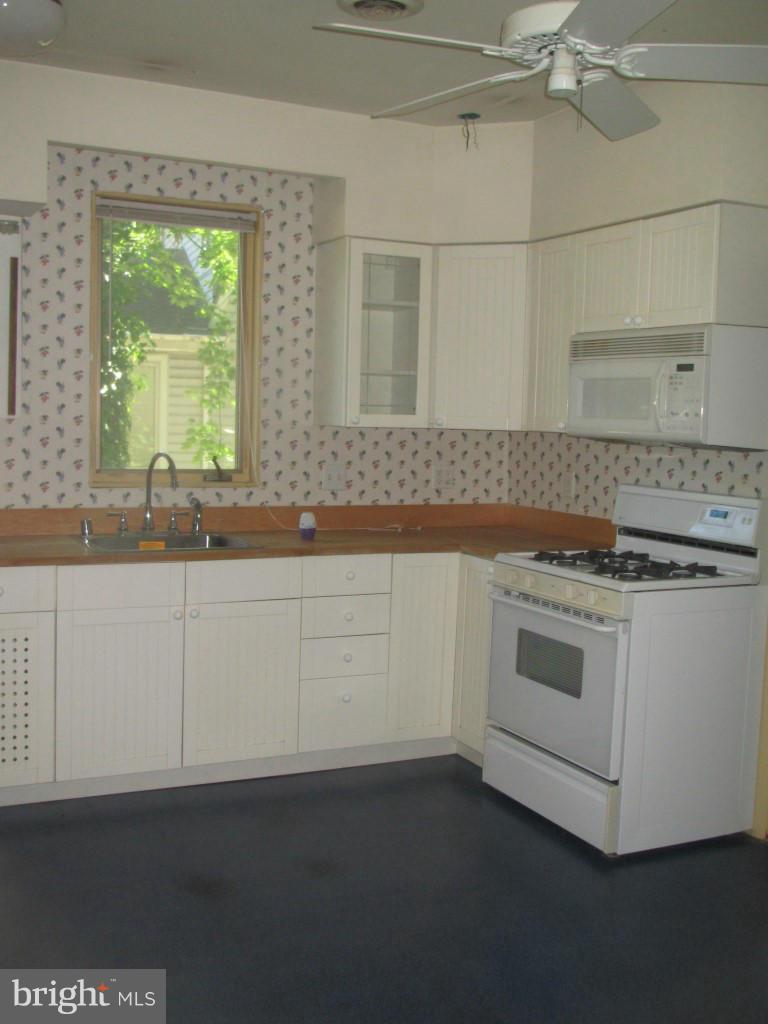 212 South Camp Meade Road Linthicum, MD 21090 - Photo 5 of 15 Kitchen