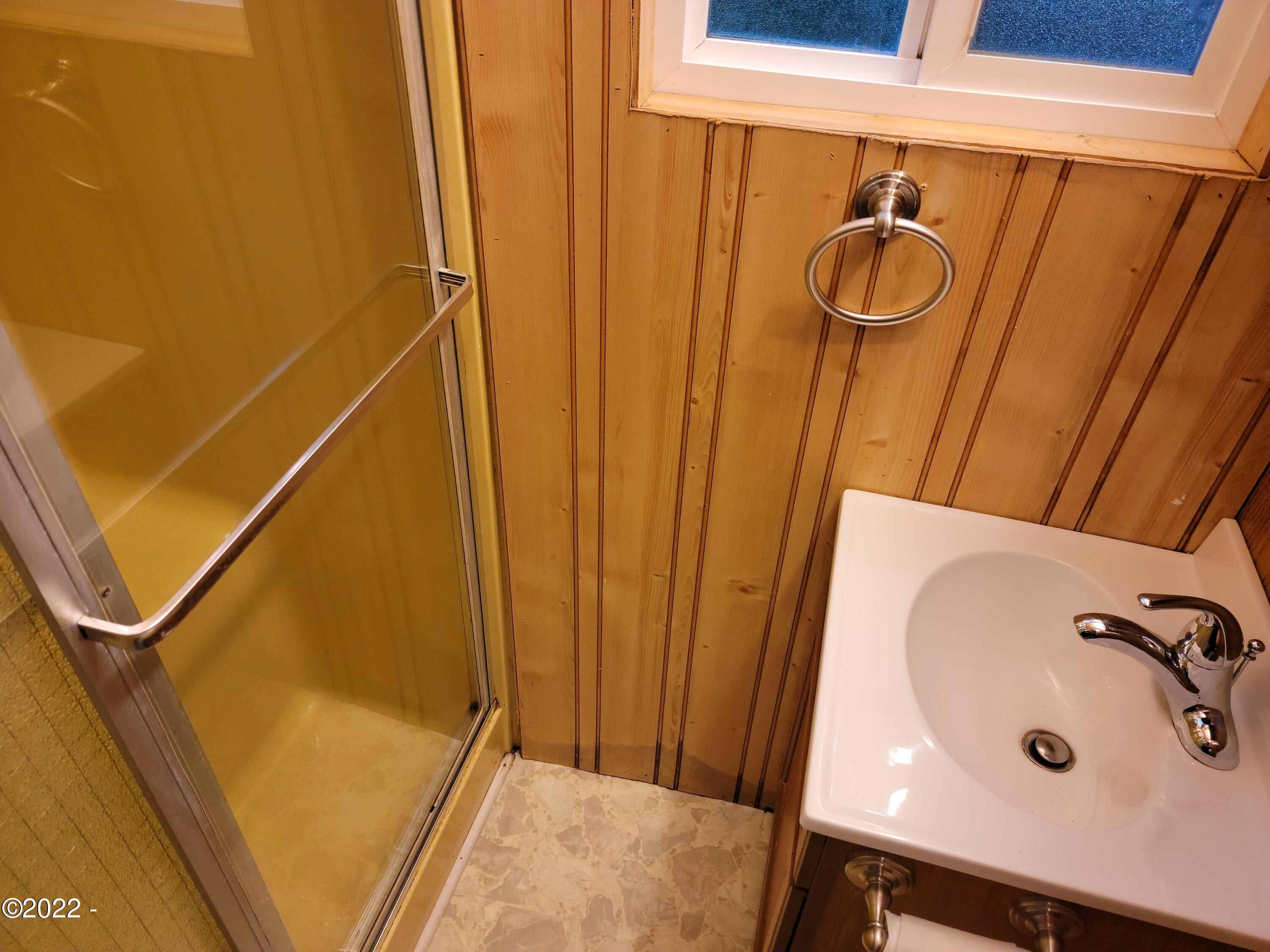 720 Collins Street Depoe Bay, OR 97341 - Photo 17 of 23 Master Bath
