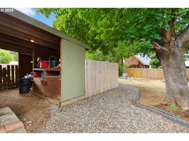 a view of a backyard