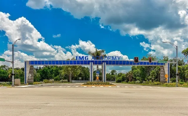 a view of a fountain in front of a building
