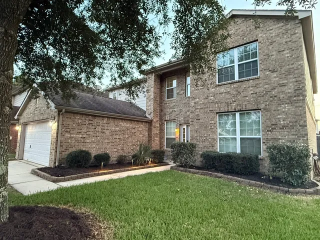 a view of a house with backyard and garden